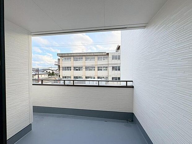 バルコニーは日当たりと風通しが良く洗濯物もよく乾きます。