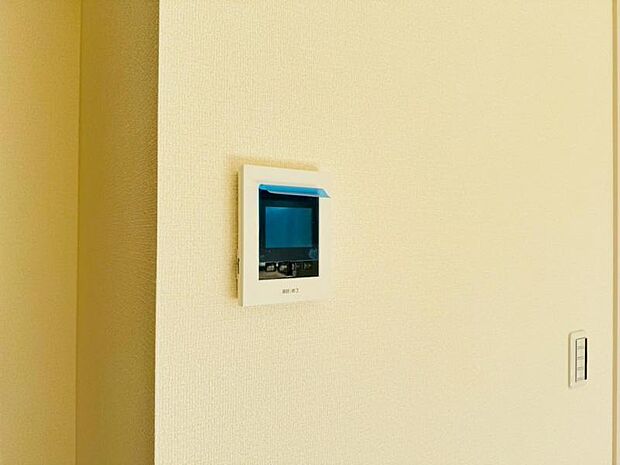 映像と音声で玄関先の様子をチェックできるモニター付インターホン。