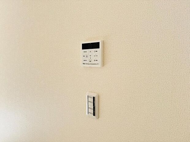 自動湯張り・追い焚き・保温機能(セミオートタイプ)など便利な機能が付いた浴室。