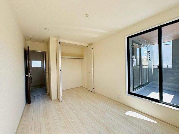 各部屋にクローゼットが付いているので整理整頓も安心。空間を有効に広く使うことができますね。