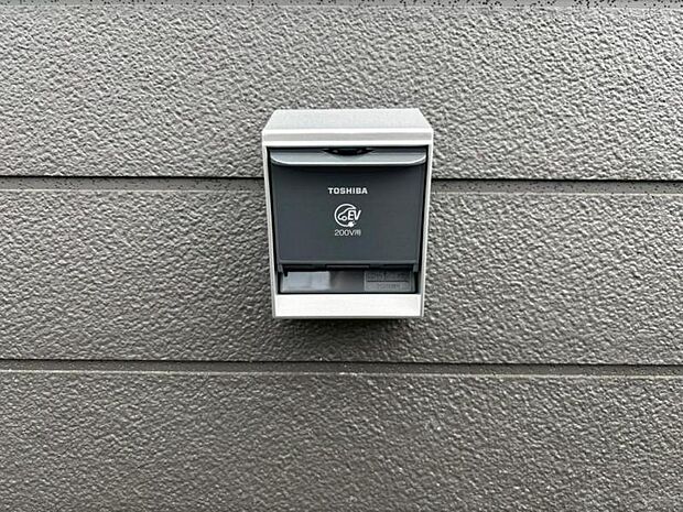 お家でお手軽に充電できるフタつきEV充電器!将来的にお持ちになる方も多いと思いますので今からあると便利ですね。