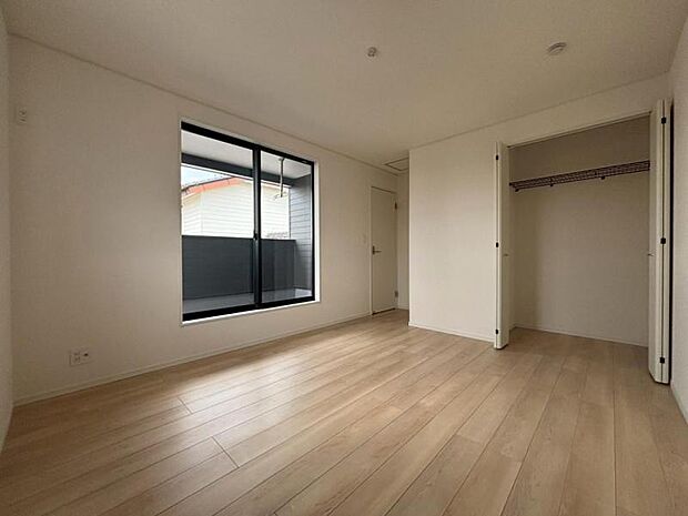 各部屋にクローゼットが付いているので整理整頓も安心。空間を有効に広く使うことができますね。