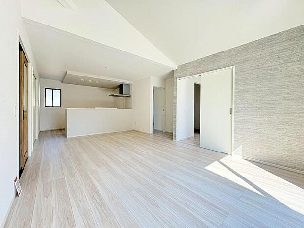 「折上げ天井」を採用。構造部位としての梁を露出し天井を高く仕上げているので開放感が生まれます。