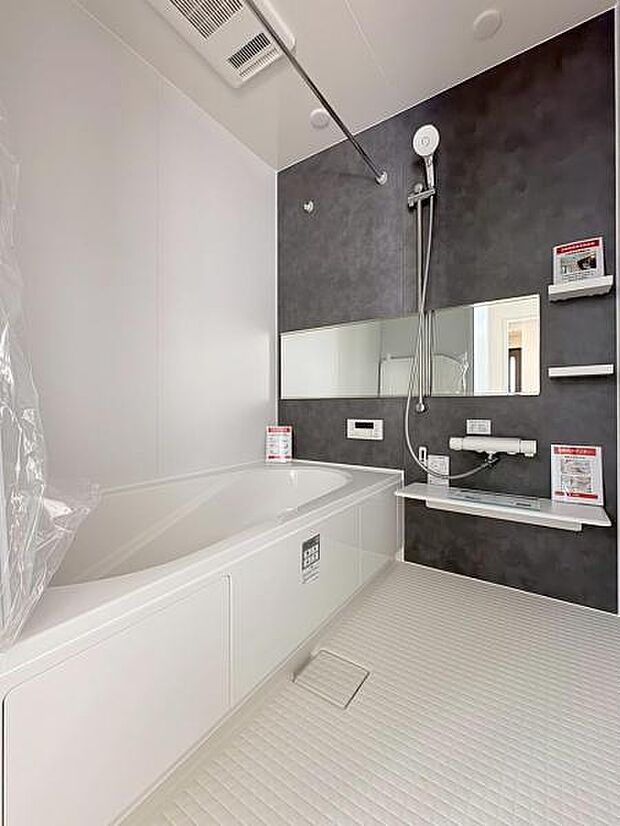 浴室の床は水はけが良く滑りにくく乾きやすい設計です。