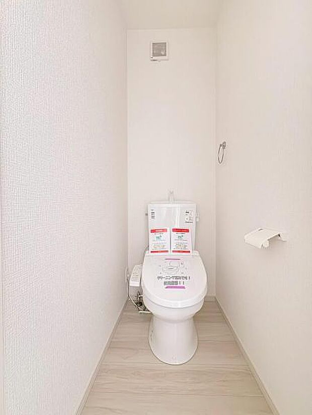 ウォシュレットなど多機能が付いたお手入れしやすい快適なトイレ。