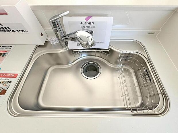 食器や野菜などの水洗いがスムーズにこなせるハンドシャワーの付いた水栓。浄水器一体型で便利!