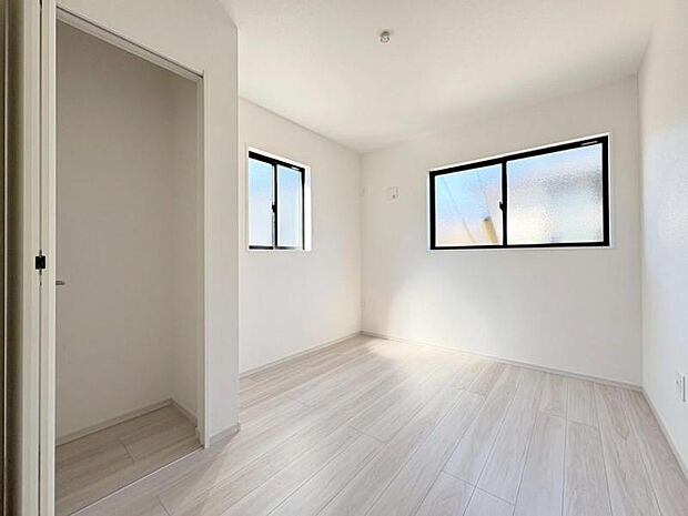 複層ガラスを採用。夏は日差しや紫外線をカット。冬は外からの冷気をシャットアウト!