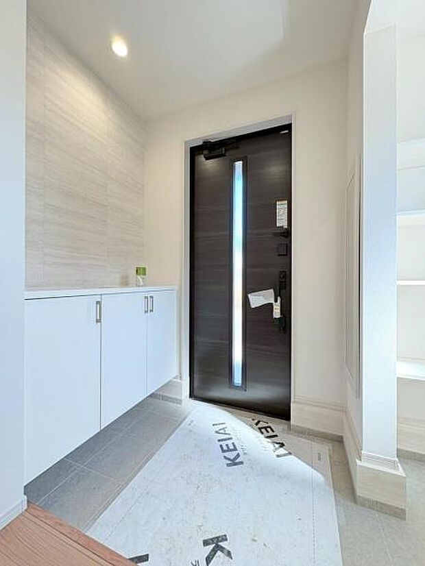 ご家族のたくさん増えた靴をキレイに収納できるシューズクローゼット付き。