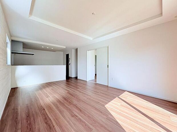 「折上げ天井」を採用。構造部位としての梁を露出し天井を高く仕上げているので開放感が生まれます。