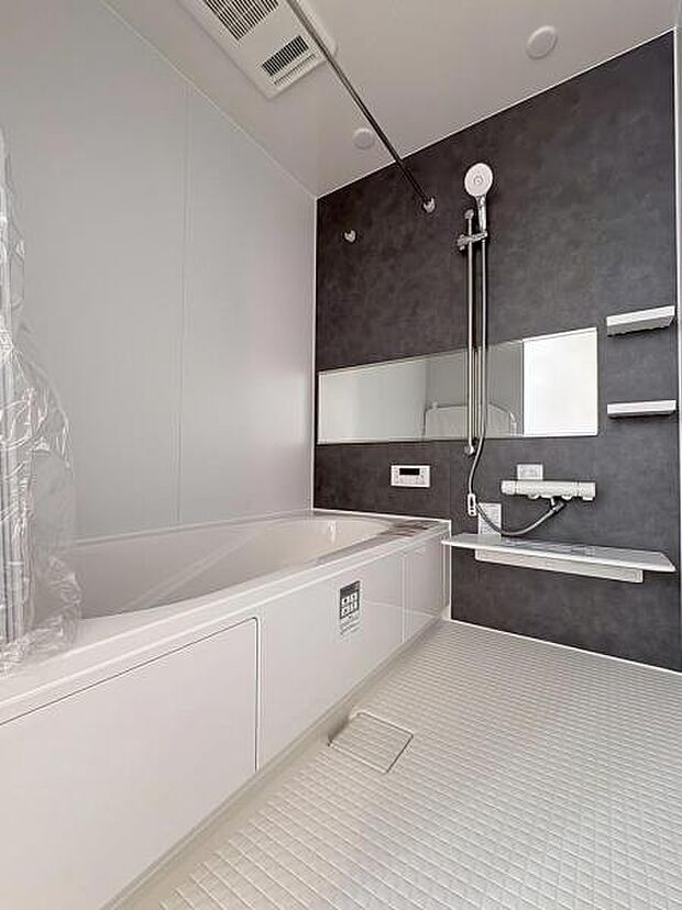 浴室の床は水はけが良く滑りにくく乾きやすい設計です。