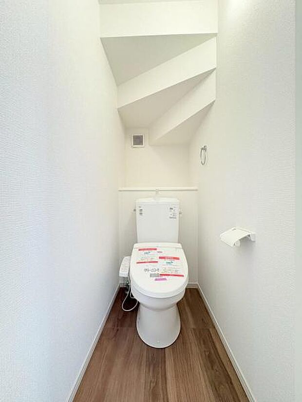 ウォシュレットなど多機能が付いたお手入れしやすい快適なトイレ。