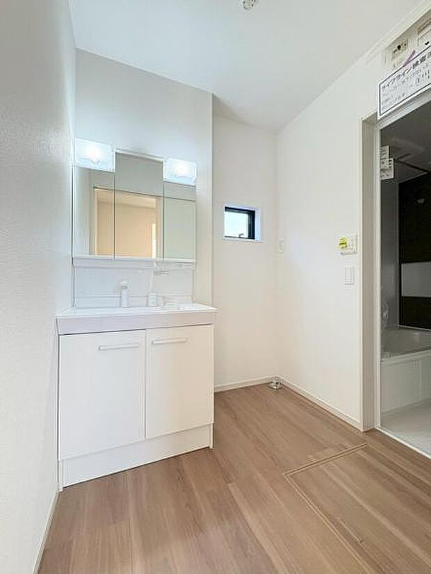 シンプルなデザインと豊富な収納を備えたスマートな洗面化粧台。