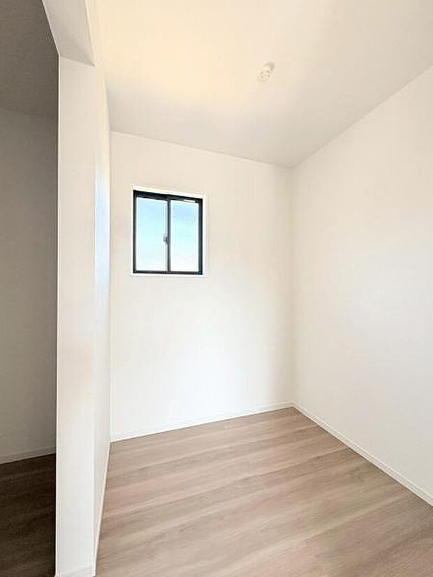 大きいものから小さなものまで収納でき、整理整頓に大活躍のウォークインクローゼットを完備。