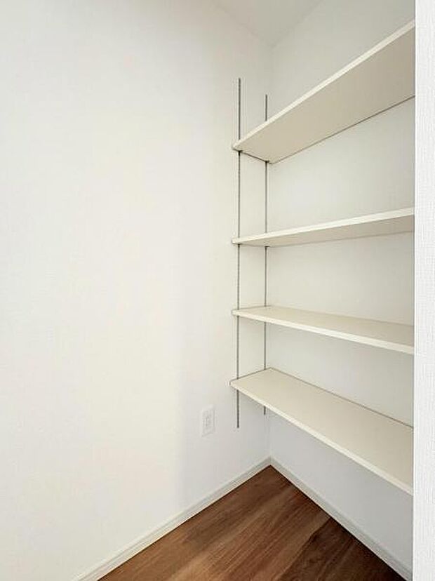 キッチンには食品のストックやキッチン用品の収納に便利なパントリー収納付きです。