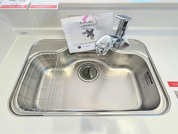 食器や野菜などの水洗いがスムーズにこなせるハンドシャワーの付いた水栓。浄水器一体型で便利!