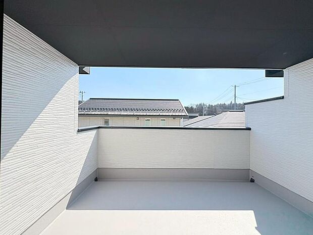 バルコニーは日当たりと風通しが良く洗濯物もよく乾きます。