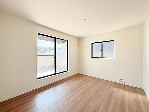 2面採光なので、両窓から光が差し込み室内は明るく居心地の良い空間が広がります。