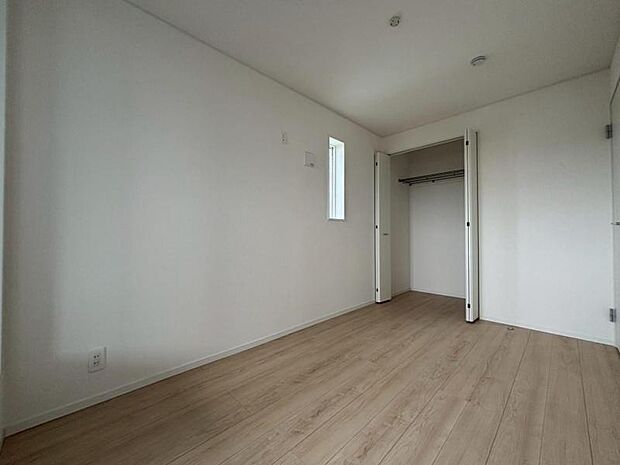 洋室や各部屋に断熱性に優れた「ペアガラス」を使用。福島の寒い冬も暖かく過ごせます。