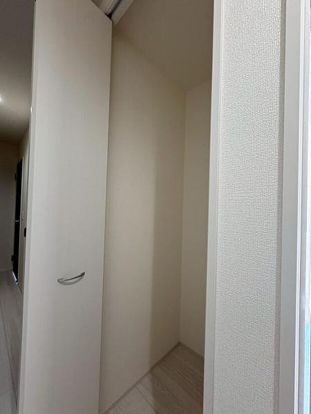 廊下収納は掃除用具やティッシュなどの日用品をスッキリ収納できます!