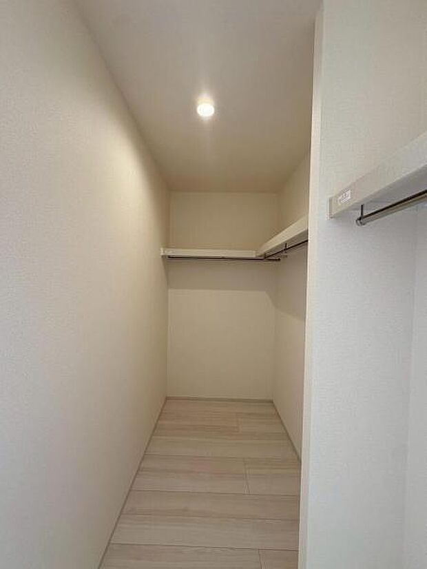 大きいものから小さなものまで収納でき、整理整頓に大活躍のウォークインクローゼットを完備。