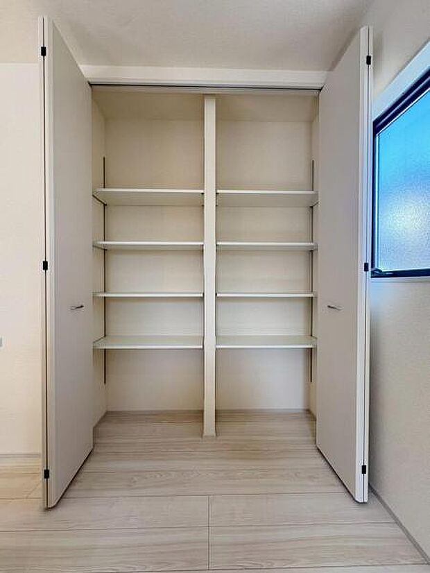 キッチンには食品のストックやキッチン用品の収納に便利なパントリー収納付きです。