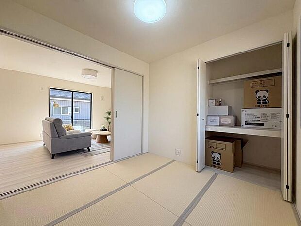 お客様が来た時には客間としても利用できる和室。しっとり落ち着いた雰囲気です。