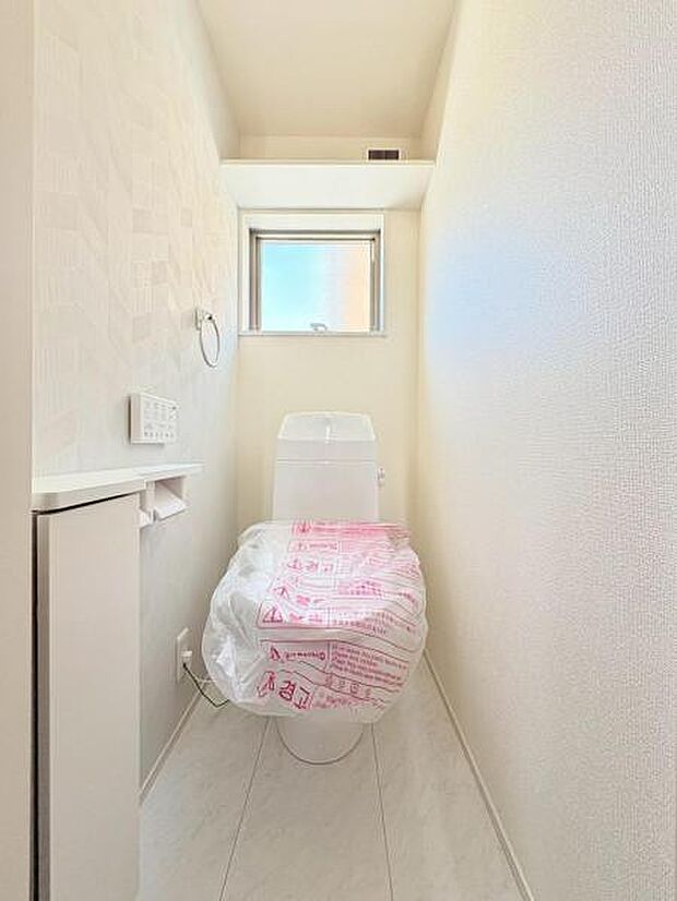 ウォシュレットなど多機能が付いたお手入れしやすい快適なトイレ。