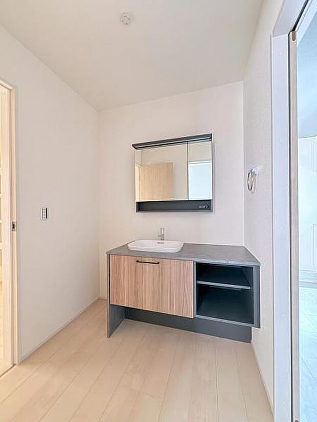 朝の忙しい身支度も広々使える洗面化粧台。