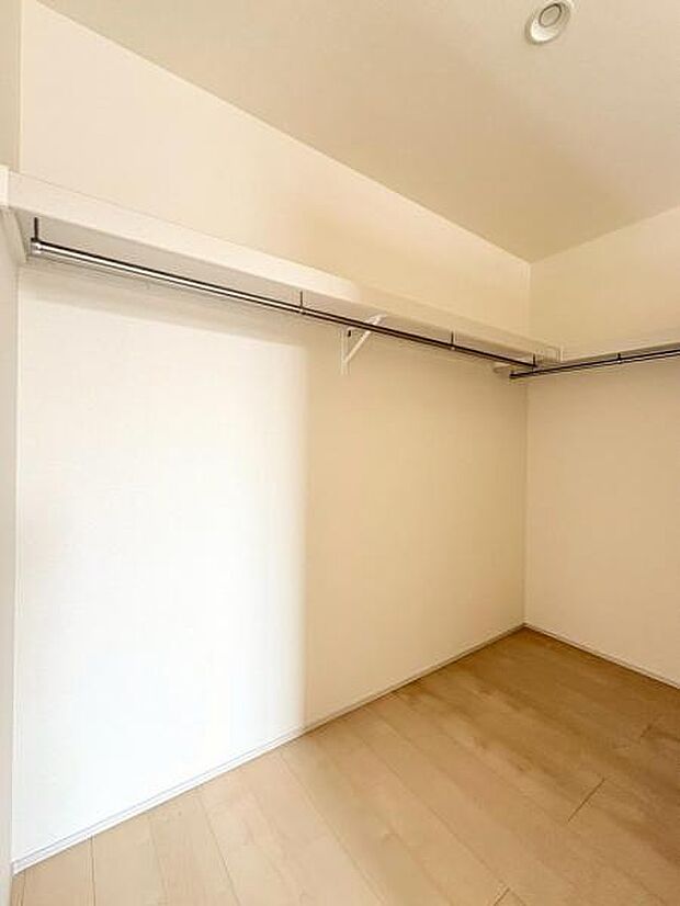 大きいものから小さなものまで収納でき、整理整頓に大活躍のウォークインクローゼットを完備。