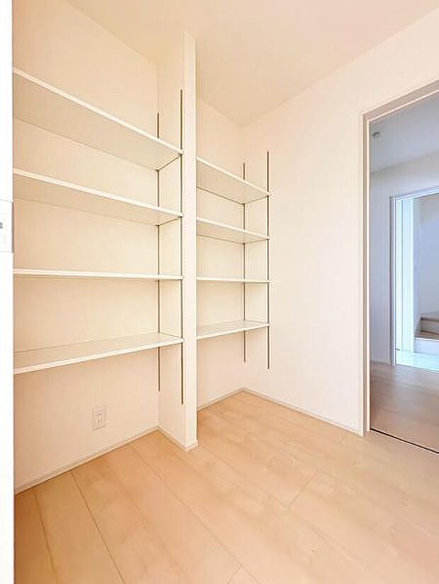 多くの食品をストックできます！広い収納スペースが有れば、買い溜めをしたときに置き場所に困らないため、缶詰や飲料を箱ごと購入しやすくなります！