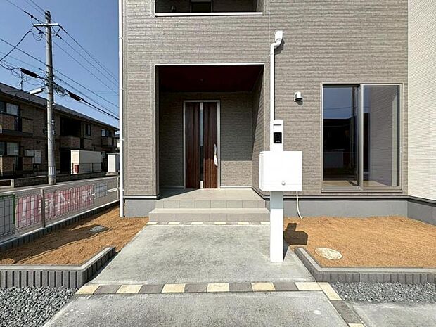 玄関ドアはピッキング対策に優れる2ロック式。家族を守るためのセキュリティ対策も安心です。