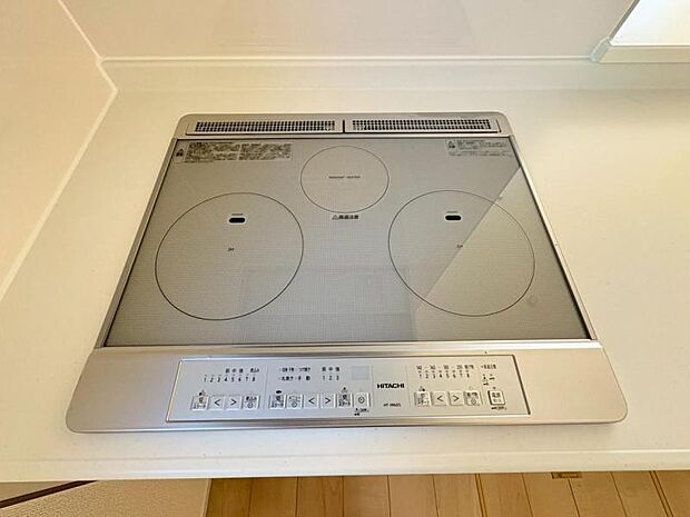 サッと汚れを拭き取れるのでお手入れらくちん、ボタン操作で便利で簡単なIHクッキングヒーター。