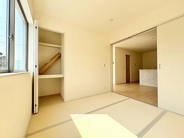 お客様が来た時には客間としても利用できる和室。しっとり落ち着いた雰囲気です。