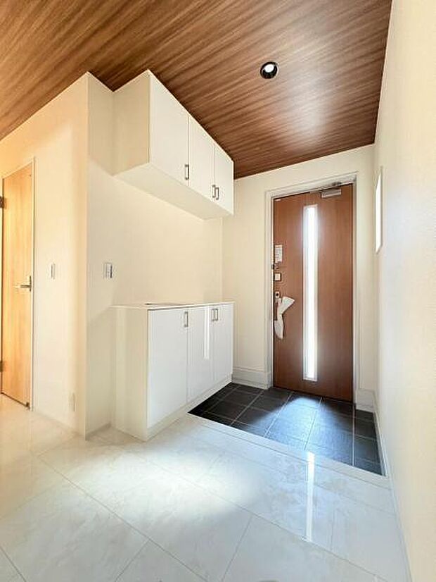 玄関を広く利用できるようシューズクローゼットを完備。ご家族みんなの靴をスッキリ収納できます。