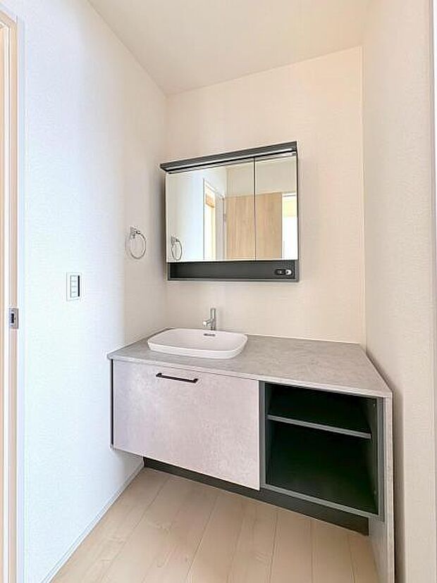 朝の忙しい身支度も広々使える洗面化粧台。