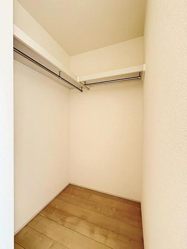 大きいものから小さなものまで収納でき、整理整頓に大活躍のウォークインクローゼットを完備。