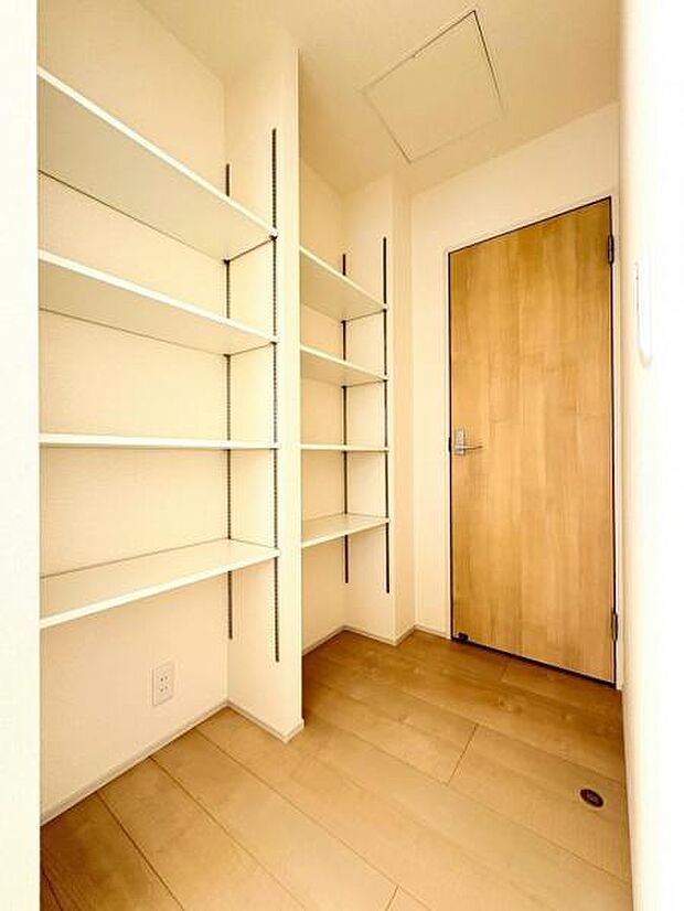 多くの食品をストックできます!広い収納スペースが有れば、買い溜めをしたときに置き場所に困らないため、缶詰や飲料を箱ごと購入しやすくなります!