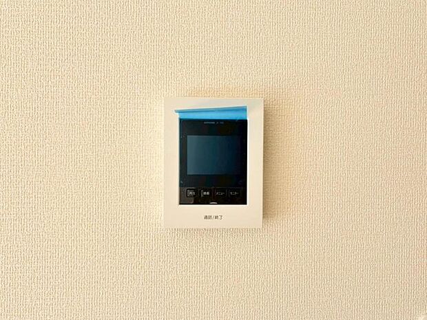 映像と音声で玄関先の様子をチェックできるモニター付インターホン。