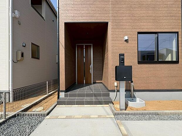 玄関ドアはピッキング対策に優れる2ロック式。家族を守るためのセキュリティ対策も安心です。