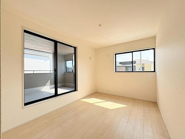 窓は断熱性に優れた「複層ガラス」を使用。結露しにくく寒さに強いのが特徴です。