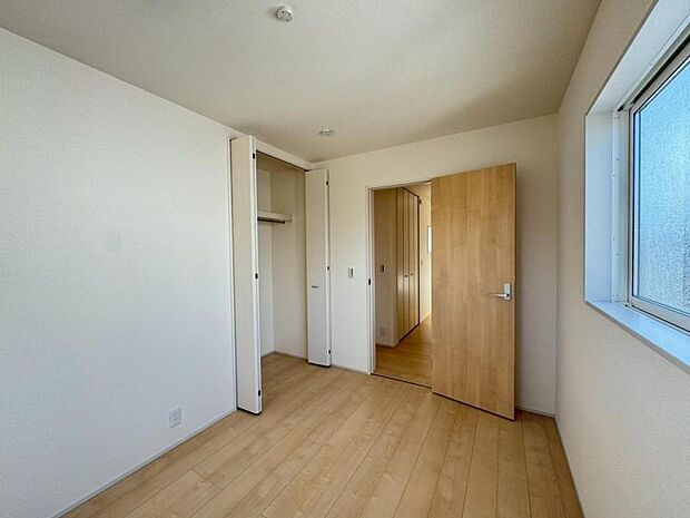 各部屋にクローゼットが付いているので整理整頓も安心。空間を有効に広く使うことができますね。
