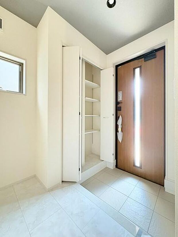 玄関を広く利用できるようシューズクローゼットを完備。ご家族みんなの靴をスッキリ収納できます。