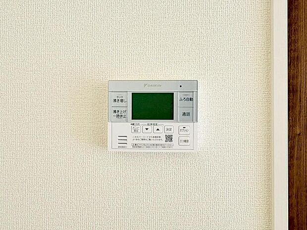 自動湯張り・追い焚き・保温機能（セミオートタイプ）など便利な機能が付いた浴室。