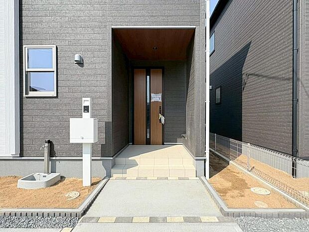 玄関ドアはピッキング対策に優れる2ロック式。家族を守るためのセキュリティ対策も安心です。