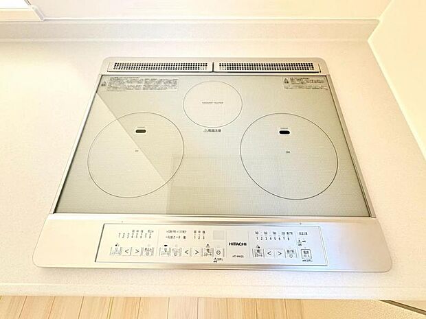 サッと汚れを拭き取れるのでお手入れらくちん、ボタン操作で便利で簡単なIHクッキングヒーター。