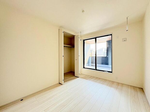 各部屋にクローゼットが付いているので整理整頓も安心。空間を有効に広く使うことができますね。