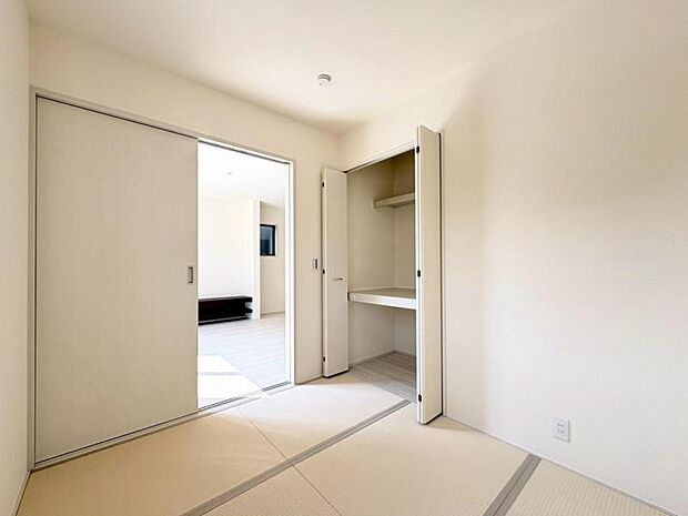 お客様が来た時には客間としても利用できる和室。しっとり落ち着いた雰囲気です。