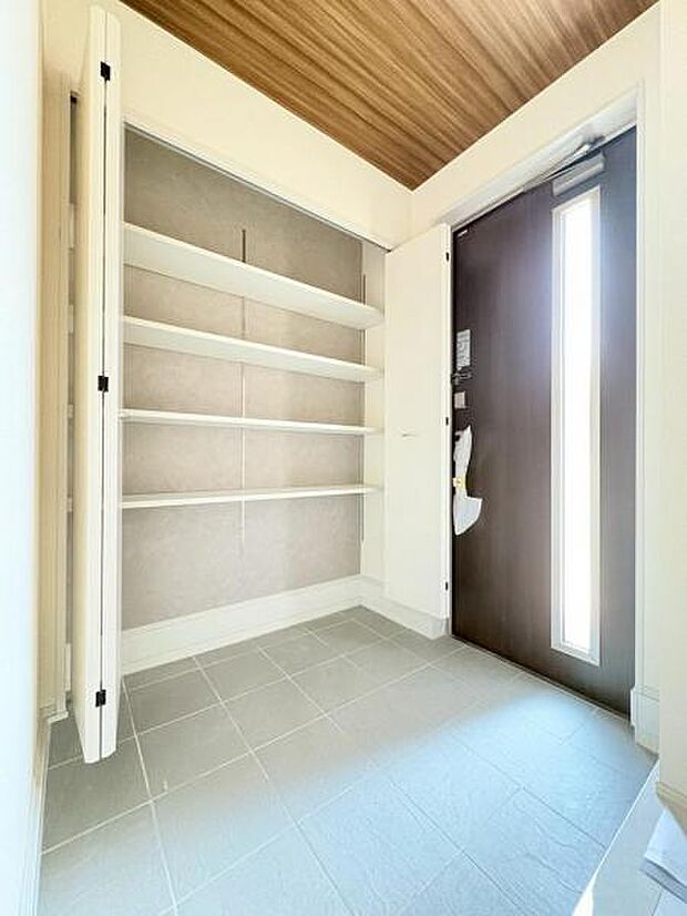 玄関を広く利用できるようシューズクローゼットを完備。ご家族みんなの靴をスッキリ収納できます。