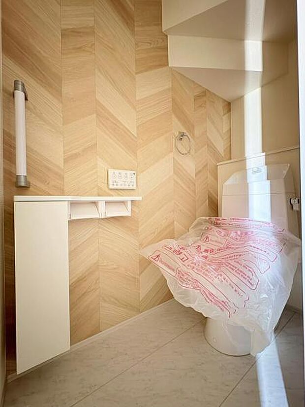 ウォシュレットなど多機能が付いたお手入れしやすい快適なトイレ。