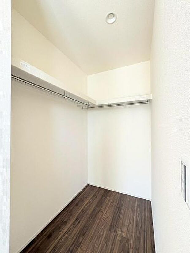大きいものから小さなものまで収納でき、整理整頓に大活躍のウォークインクローゼットを完備。